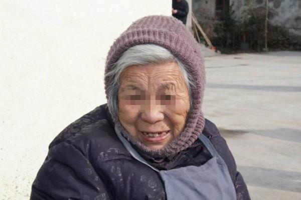 老人枕头里藏了4万6,被儿子当破烂扔了,有些秘密,比钱更扎心 老人枕头里藏了4万6,被儿子当破烂扔了,有些秘密,比钱更扎心